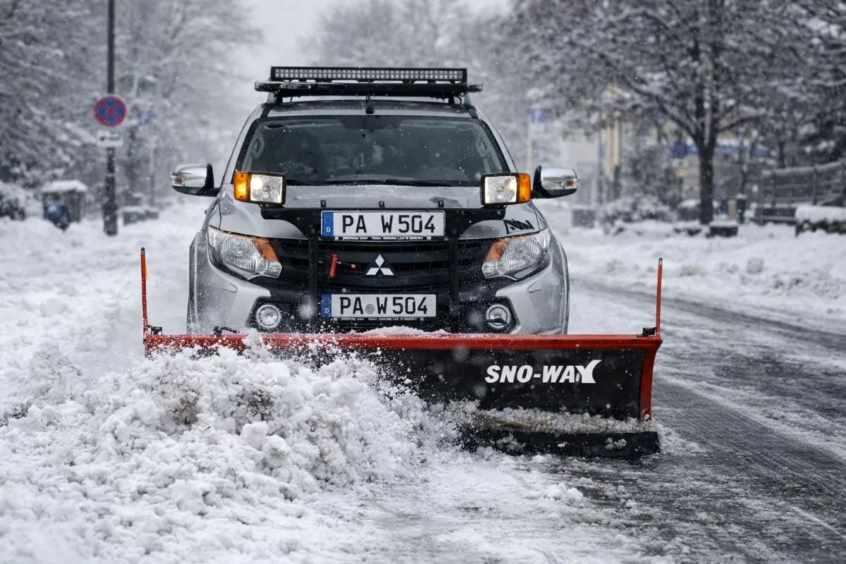 Hausmeisterservice Wintersberger – Winterdienst & Außenreinigung